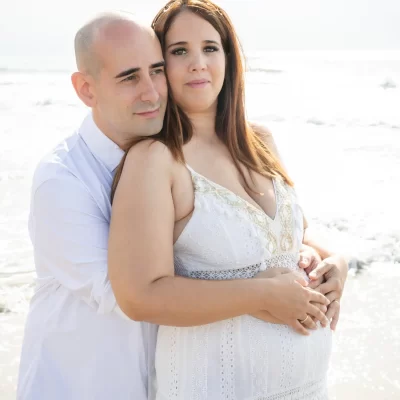 Fotografía de embarazo · sesión premamá natural en estudio o exterior