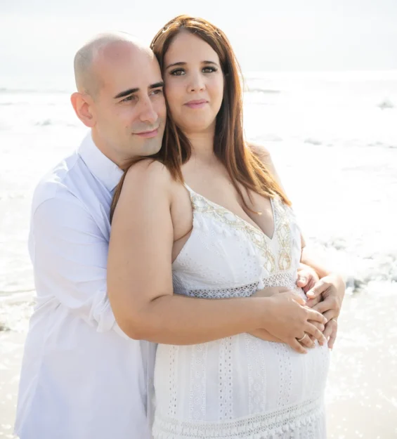 Fotografía de embarazo · sesión premamá natural en estudio o exterior