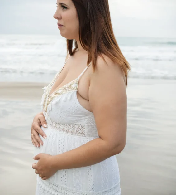 Fotografía – Sesión de fotos embarazada y fotografía premamá | Estudio Montse Soler Fotografía de embarazo · sesión premamá natural en estudio o exterior