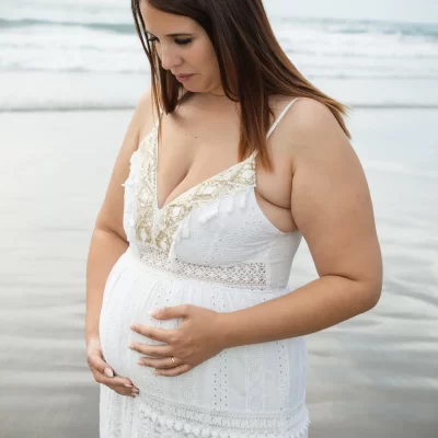 Sesión premamá en estudio · Montse Soler Fotografía de embarazo · sesión premamá natural en estudio o exterior