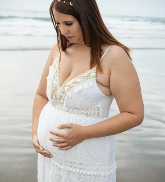 Fotografía – Sesión de fotos embarazada y fotografía premamá | Estudio Montse Soler Fotografía de embarazo · sesión premamá natural en estudio o exterior