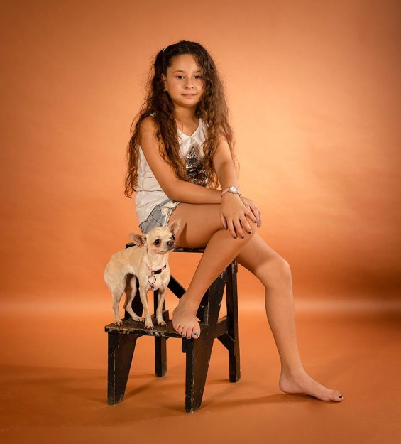 Sesión de fotografía infantil en estudio · niños jugando y posando de forma natural