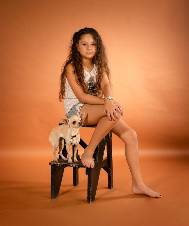 Sesión de fotografía infantil en estudio · niños jugando y posando de forma natural