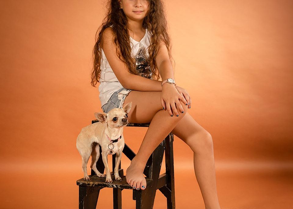 Sesión de fotografía infantil en estudio · niños jugando y posando de forma natural