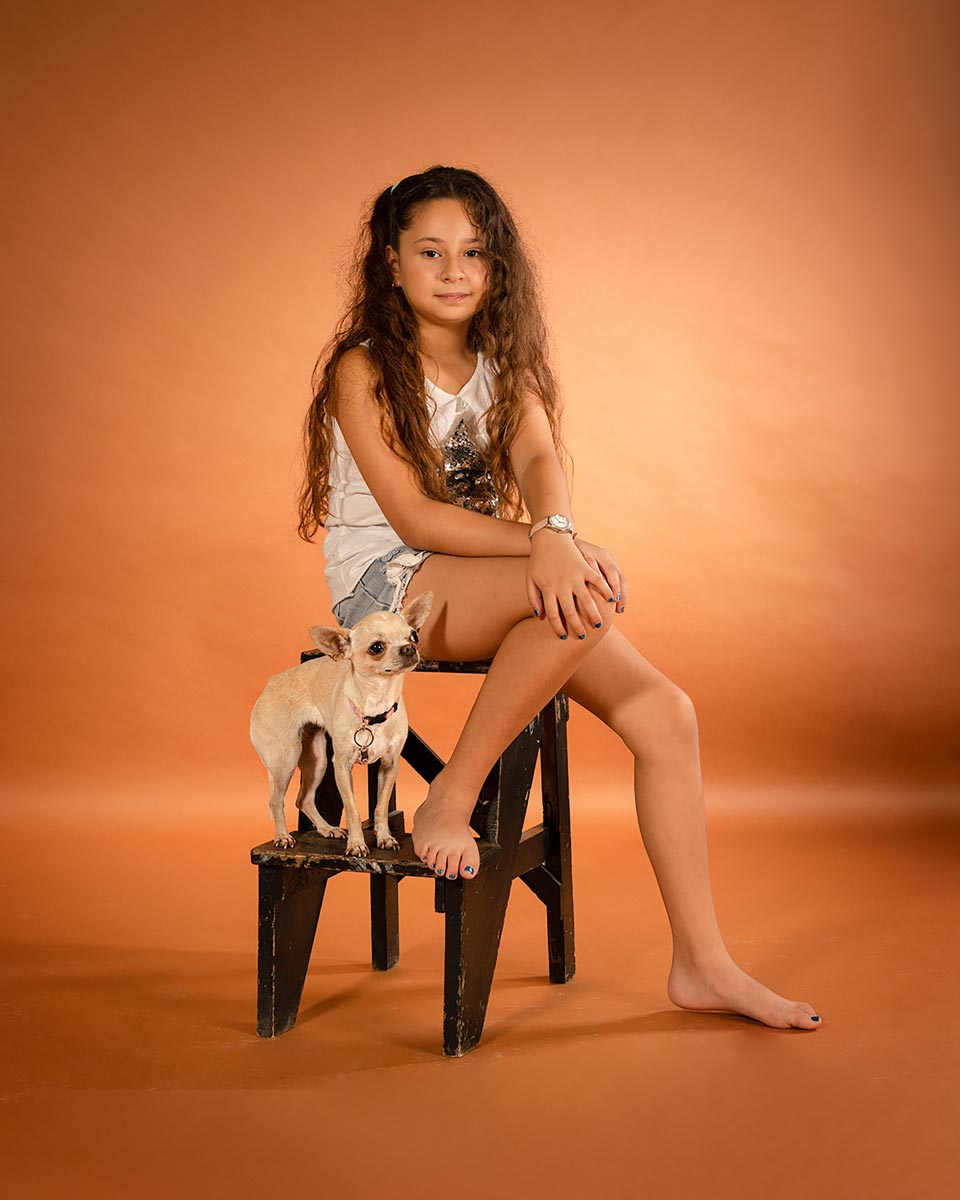 Sesión de fotografía infantil en estudio · niños jugando y posando de forma natural