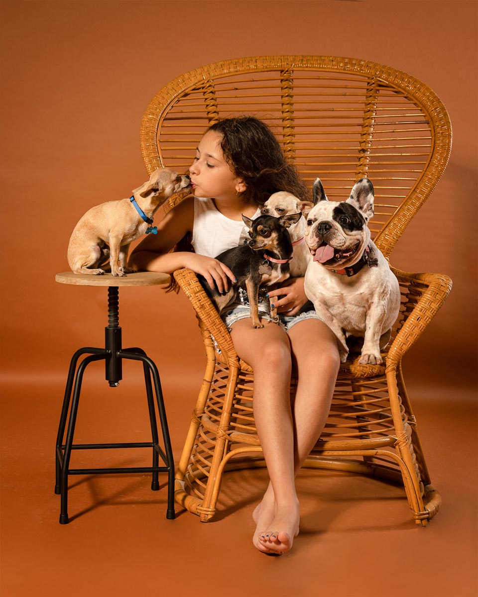 Sesión de fotografía infantil en estudio · niños jugando y posando de forma natural