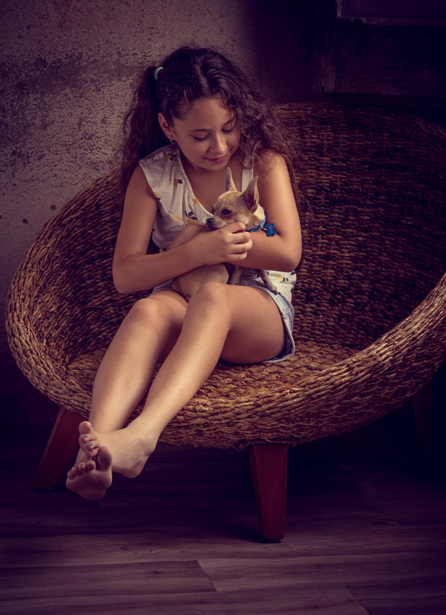 Sesión de fotografía infantil en estudio · niños jugando y posando de forma natural
