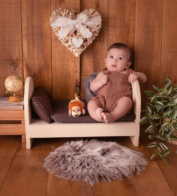 Fotografía newborn de recién nacido en estudio · bebé dormido con luz suave