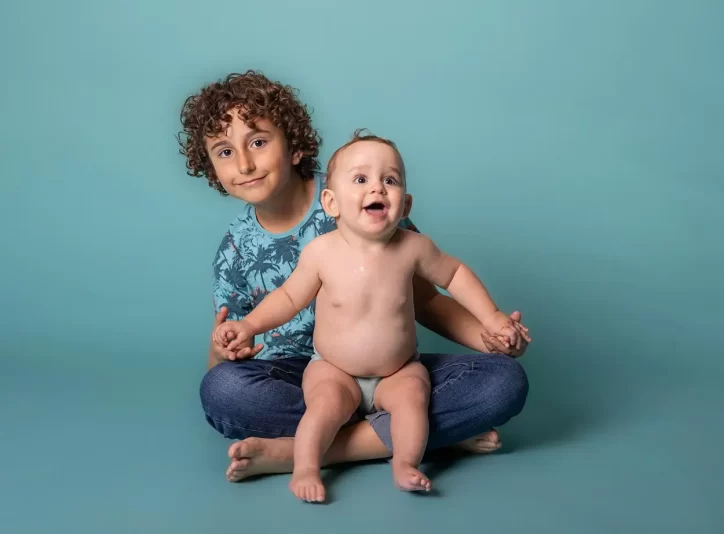Sesión de fotografía infantil en estudio · niños jugando y posando de forma natural