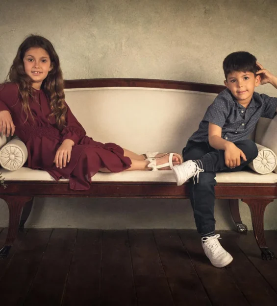 Sesión de fotografía infantil en estudio · niños jugando y posando de forma natural