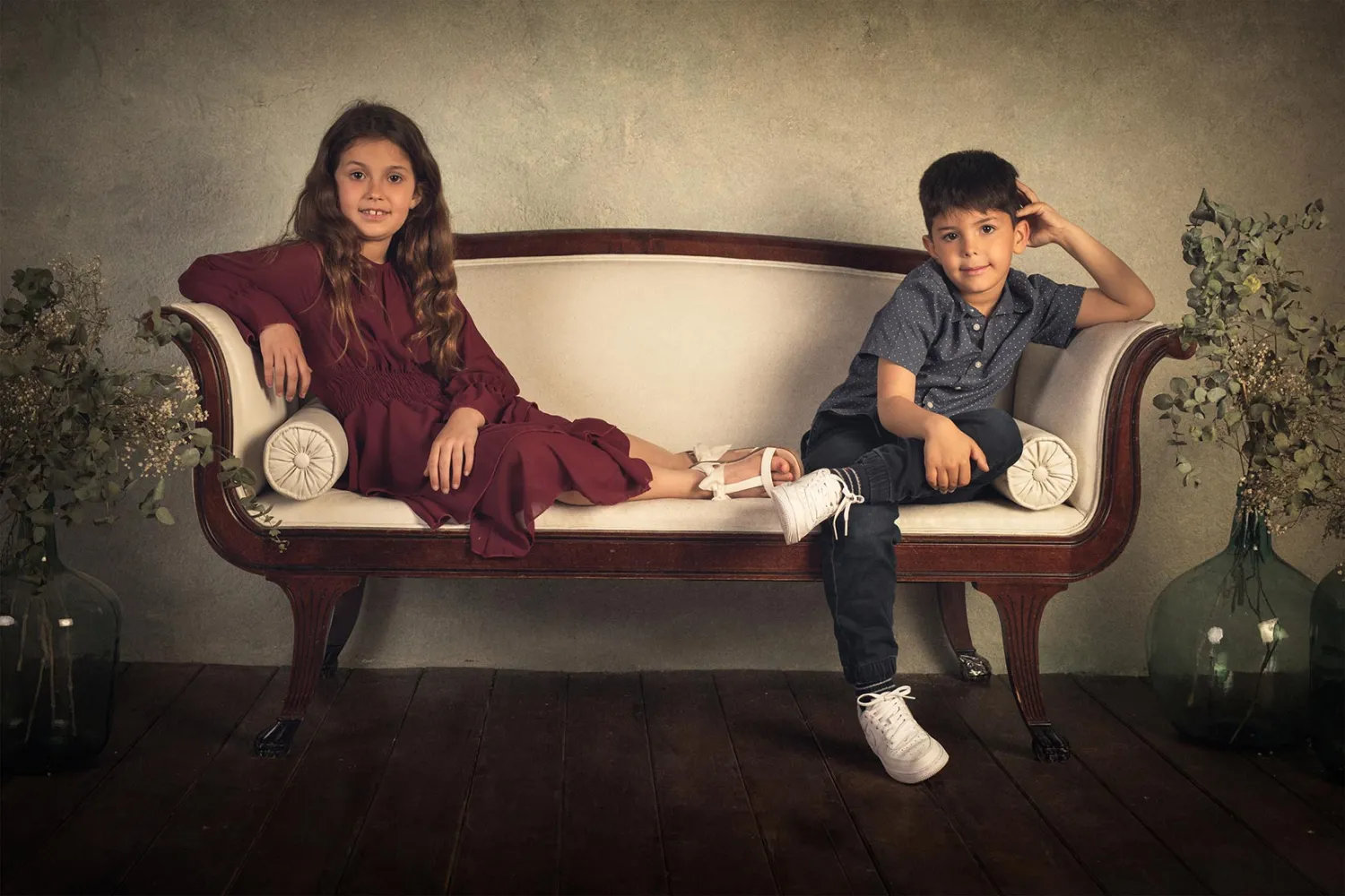 Sesión de fotografía infantil en estudio · niños jugando y posando de forma natural