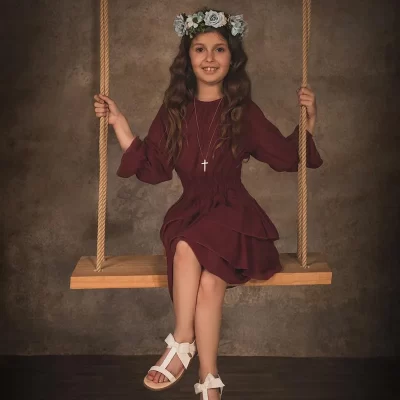 Sesión de fotografía infantil en estudio · niños jugando y posando de forma natural