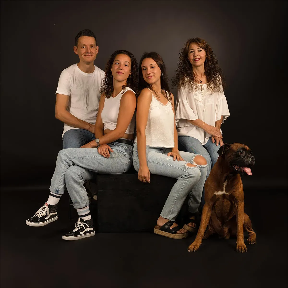 Fotografía familiar natural · sesión en estudio o exterior con niños, mascotas y padres