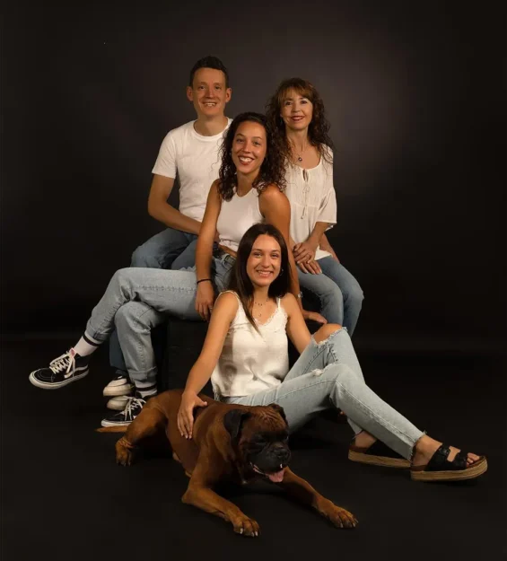 Fotografía familiar natural · sesión en estudio o exterior con niños, mascotas y padres