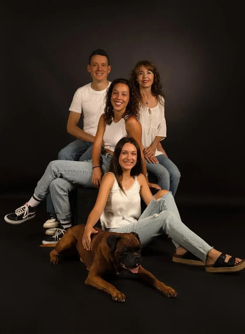 Fotografía familiar natural · sesión en estudio o exterior con niños, mascotas y padres