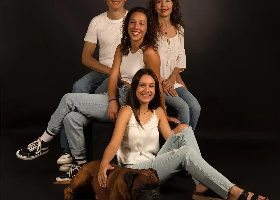 Fotografía familiar natural · sesión en estudio o exterior con niños, mascotas y padres