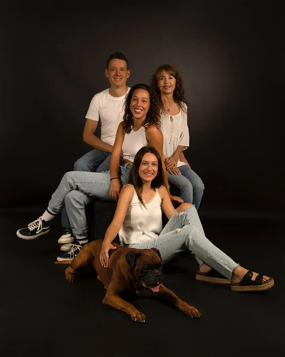 Fotografía familiar natural · sesión en estudio o exterior con niños, mascotas y padres