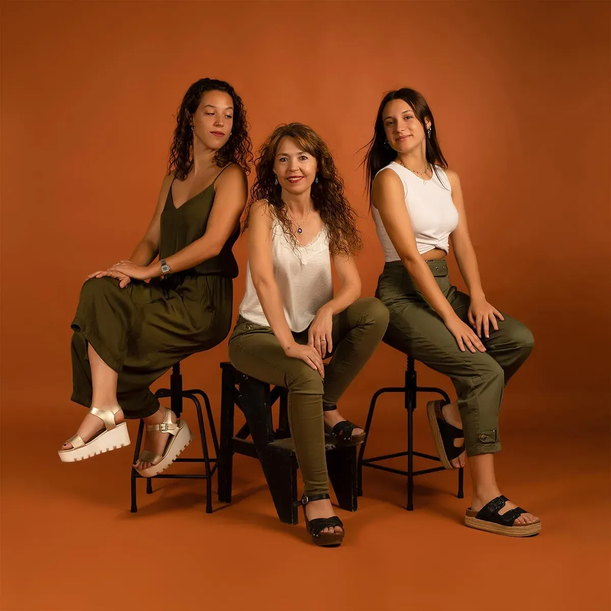 Fotografía familiar natural · sesión en estudio o exterior con niños, mascotas y padres