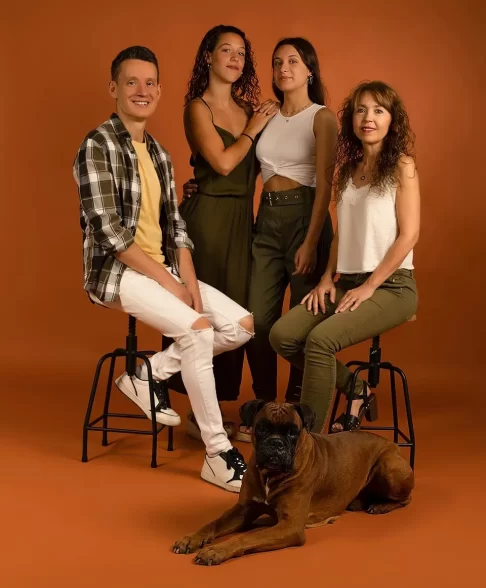 Fotografía familiar natural · sesión en estudio o exterior con niños, mascotas y padres