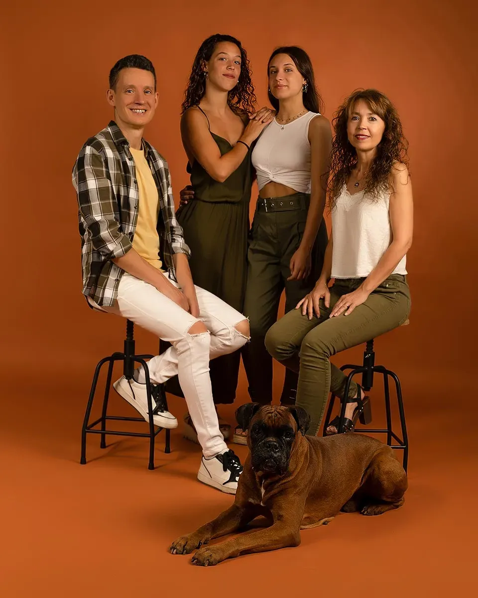 Fotografía familiar natural · sesión en estudio o exterior con niños, mascotas y padres