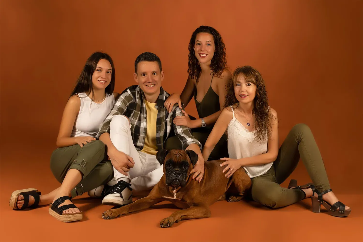 Fotografía familiar natural · sesión en estudio o exterior con niños, mascotas y padres