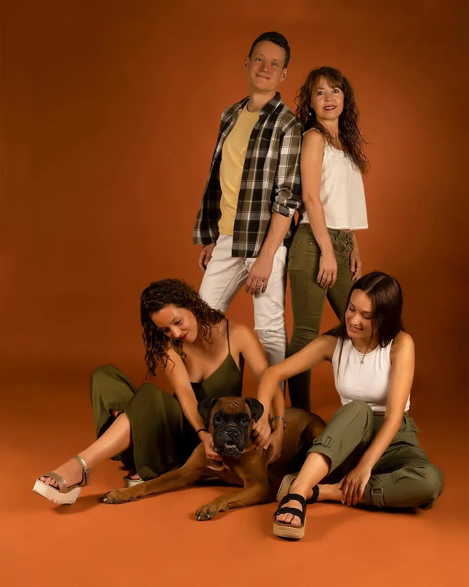 Fotografía familiar natural · sesión en estudio o exterior con niños y padres