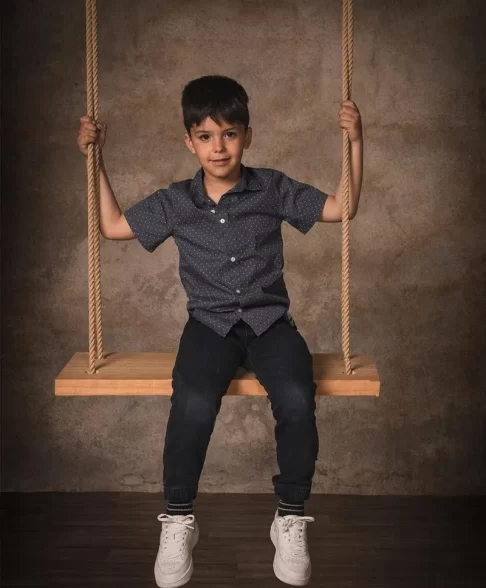 Sesión de fotografía infantil en estudio · niños jugando y posando de forma natural