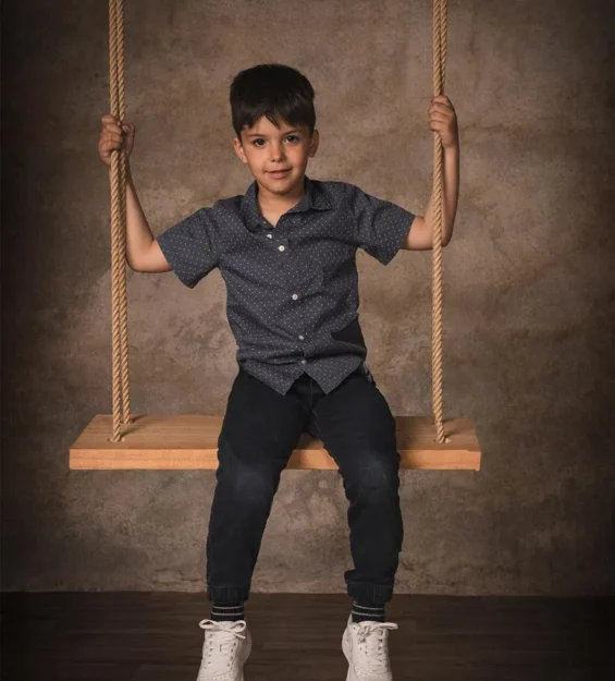 Sesión de fotografía infantil en estudio · niños jugando y posando de forma natural