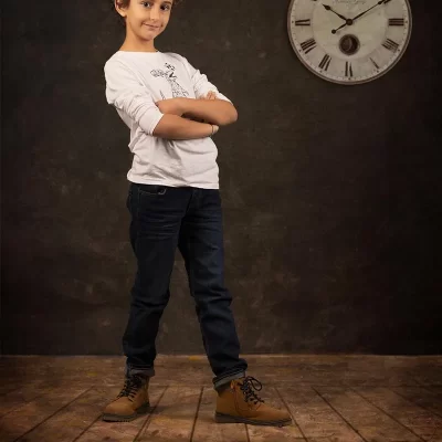 Sesión de fotografía infantil en estudio · niños jugando y posando de forma natural
