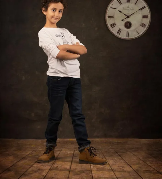 Sesión de fotografía infantil en estudio · niños jugando y posando de forma natural