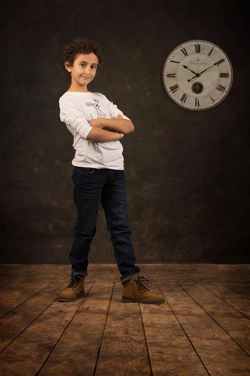 Sesión de fotografía infantil en estudio · niños jugando y posando de forma natural