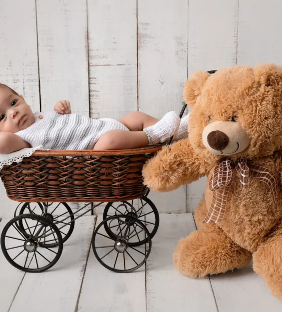 Sesiones de fotografía newborn en Barcelona. Bebés de 5 a 15 días, luz suave, ambiente cálido y reportajes con estilo natural y cuidado.