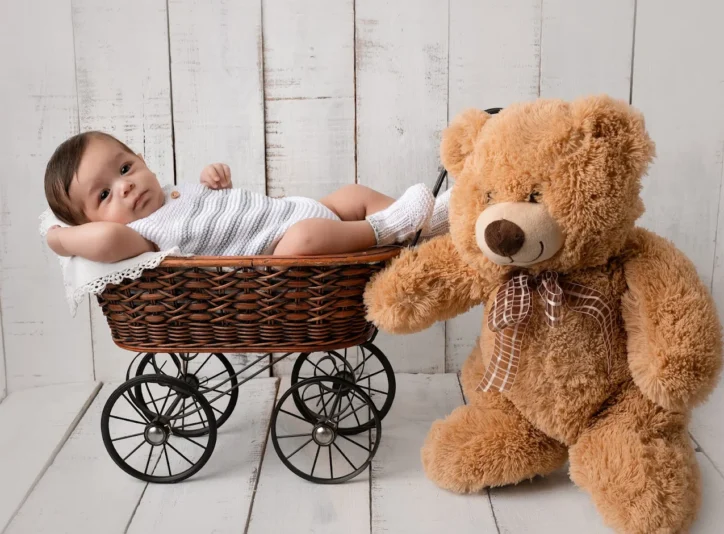 Sesiones de fotografía newborn en Barcelona. Bebés de 5 a 15 días, luz suave, ambiente cálido y reportajes con estilo natural y cuidado.