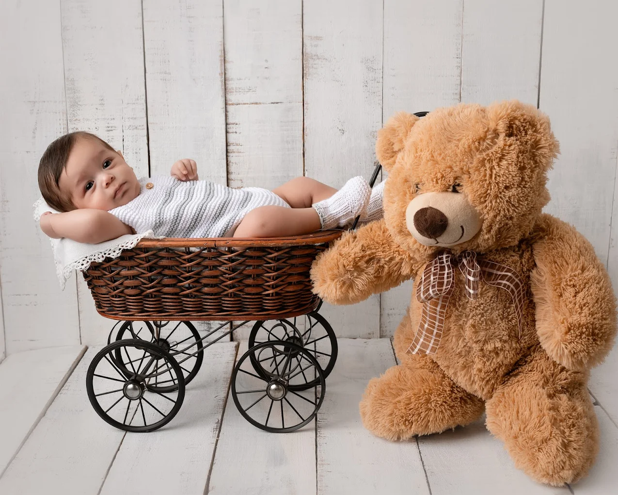 Sesiones de fotografía newborn en Barcelona. Bebés de 5 a 15 días, luz suave, ambiente cálido y reportajes con estilo natural y cuidado.