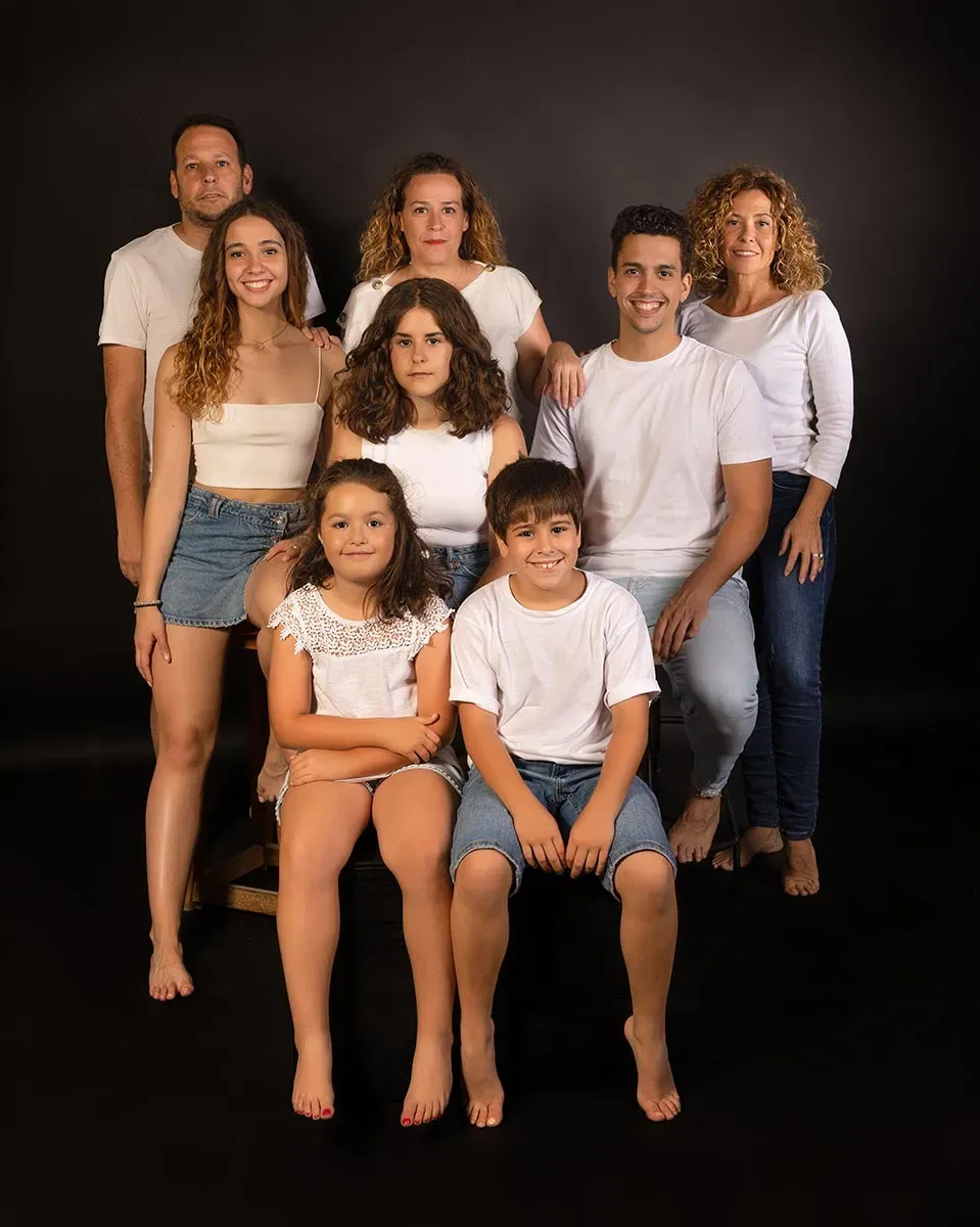 Fotografía familiar natural · sesión en estudio o exterior con niños, hermanos y padres
