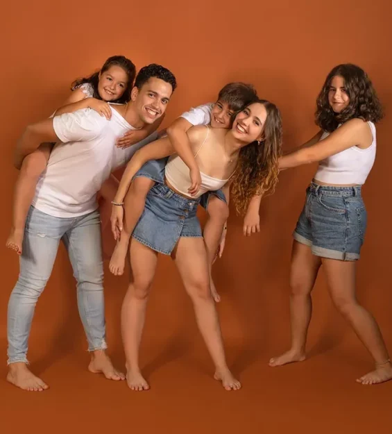 Fotografía familiar natural · sesión en estudio o exterior con niños, hermanos y padres