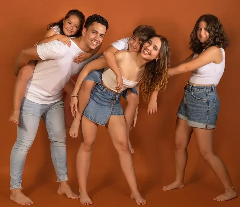 Fotografía familiar natural · sesión en estudio o exterior con niños, hermanos y padres