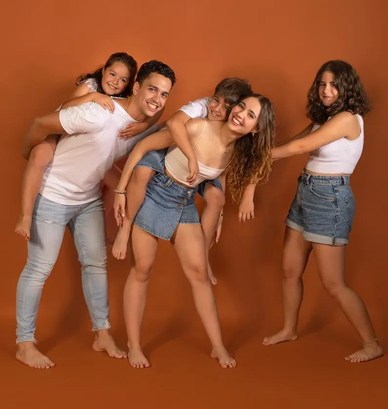 Fotografía familiar natural · sesión en estudio o exterior con niños, hermanos y padres