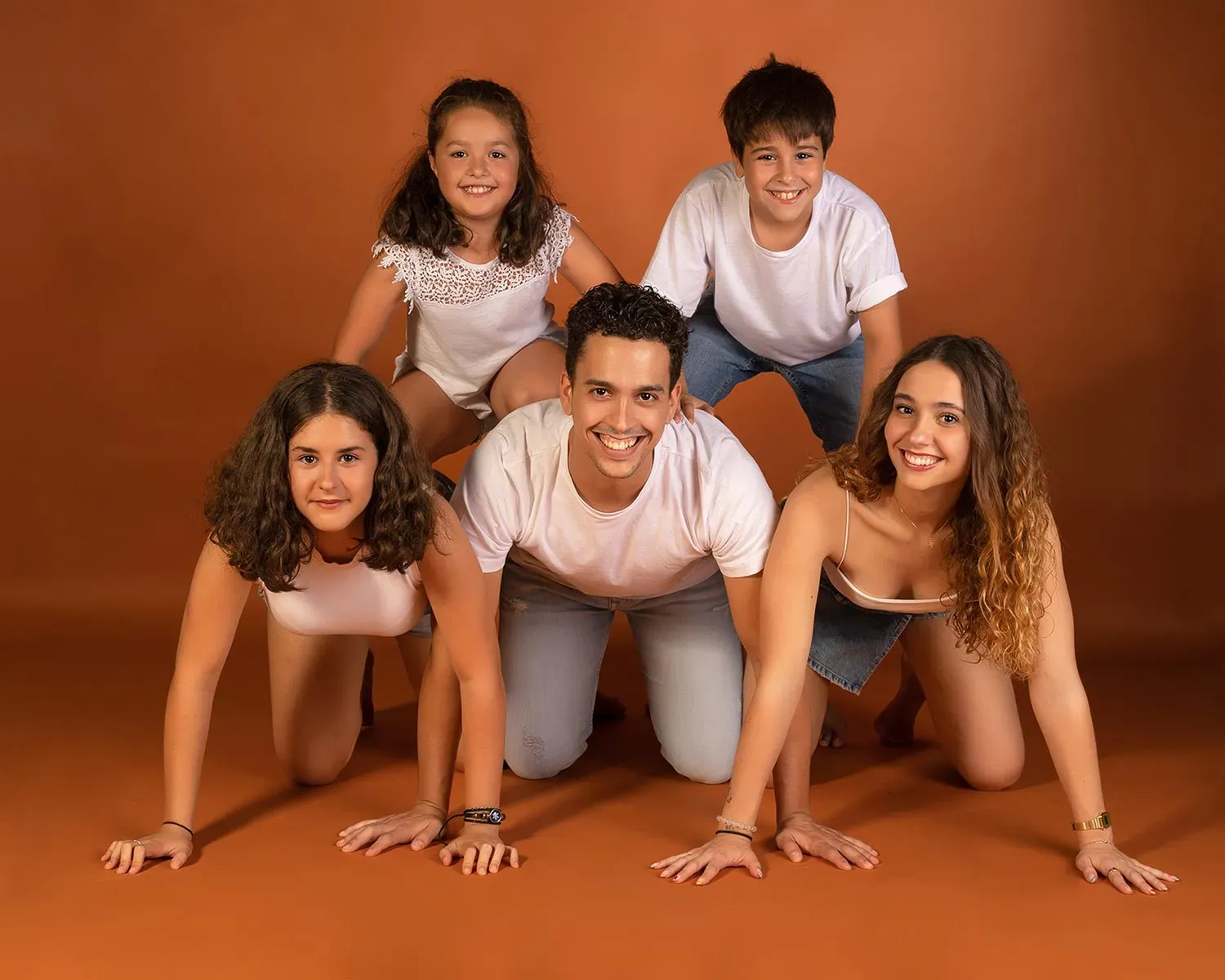 Fotografía familiar natural · sesión en estudio o exterior con niños, hermanos y padres
