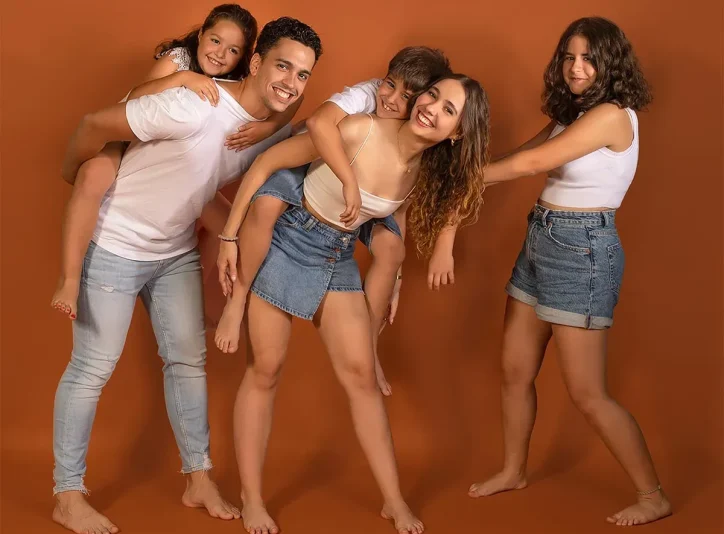 Fotografía familiar natural · sesión en estudio o exterior con niños, hermanos y padres
