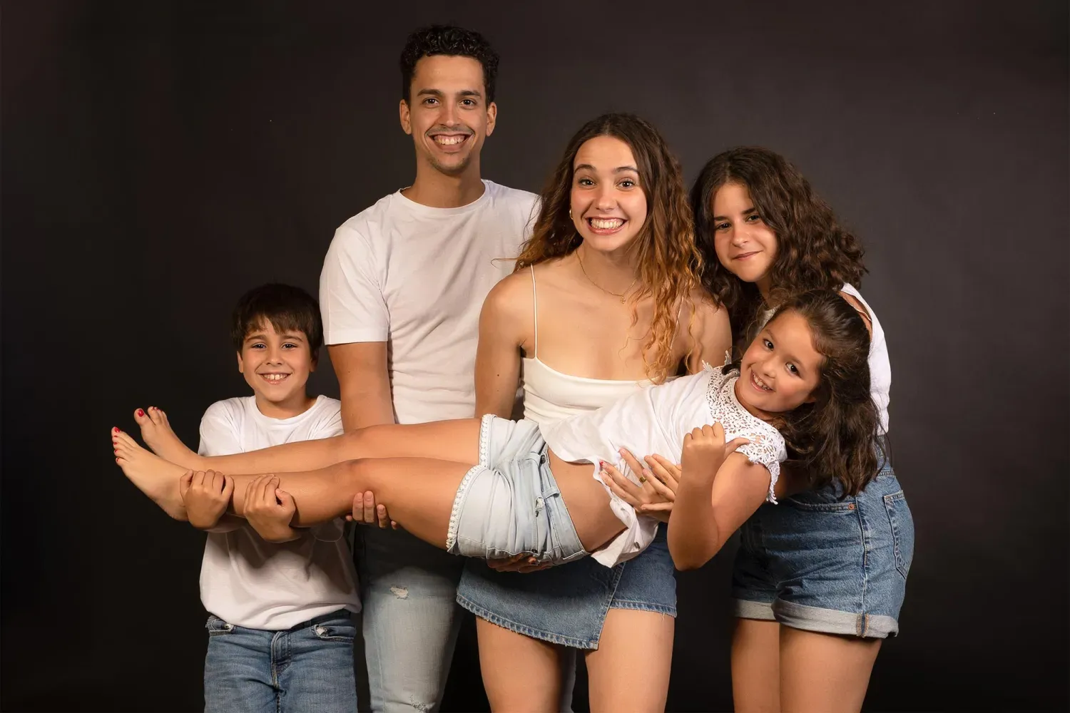 Fotografía familiar natural · sesión en estudio o exterior con niños, hermanos y padres