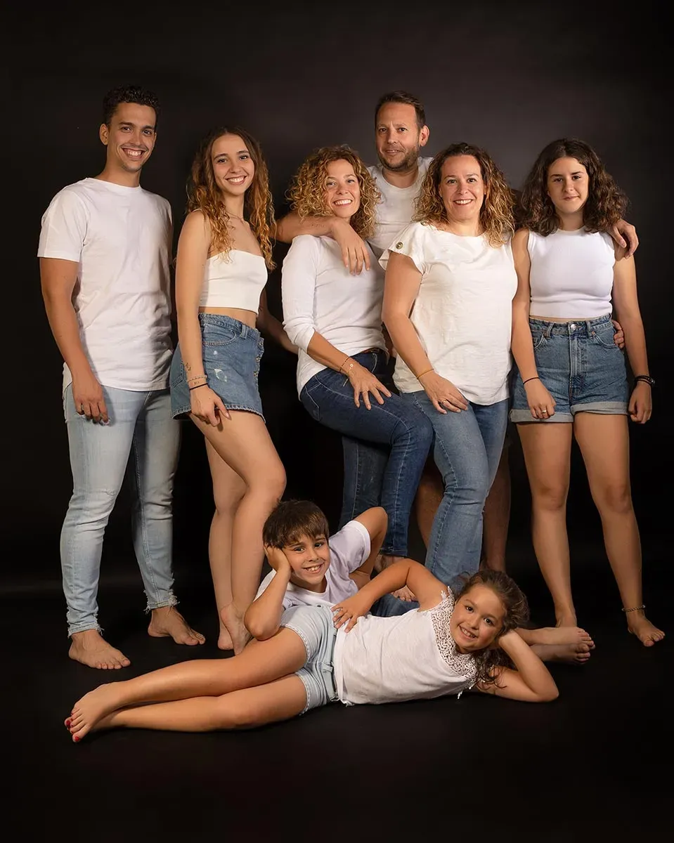 Fotografía familiar natural · sesión en estudio o exterior con niños, hermanos y padres