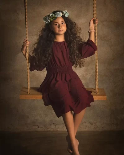 Sesión de fotografía infantil en estudio · niños jugando y posando de forma natural