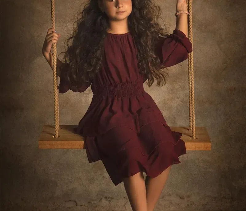 Sesión de fotografía infantil en estudio · niños jugando y posando de forma natural