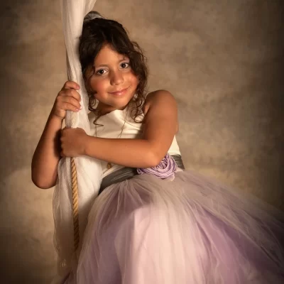 Sesión de fotografía infantil en estudio · niños jugando y posando de forma natural
