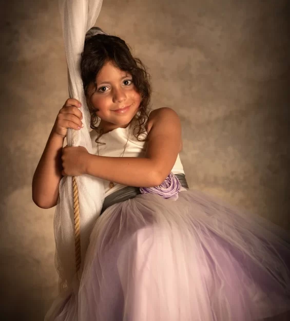 Sesión de fotografía infantil en estudio · niños jugando y posando de forma natural