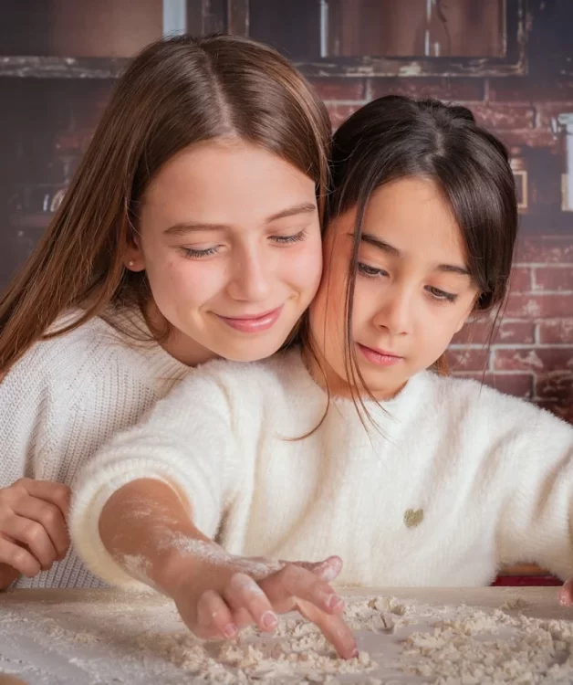 Sesión de fotografía infantil en estudio · niños jugando y posando de forma natural
