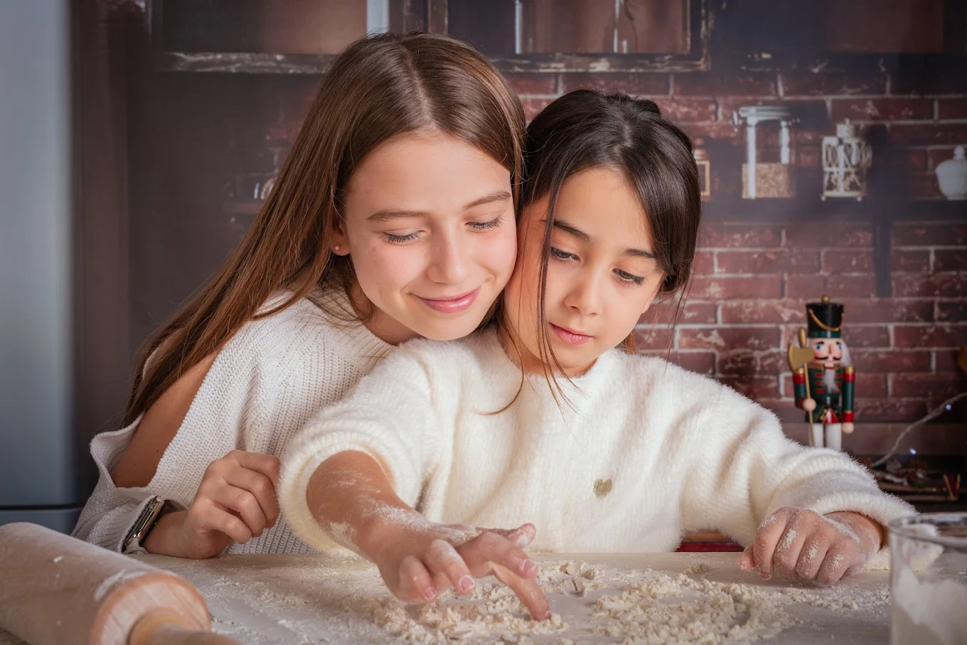Sesión de fotografía infantil en estudio · niños jugando y posando de forma natural