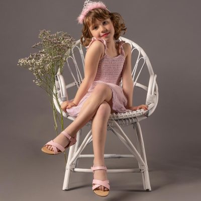 Sesión de fotografía infantil en estudio · niños jugando y posando de forma natural