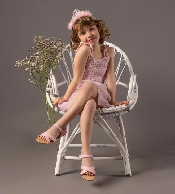 Sesión de fotografía infantil en estudio · niños jugando y posando de forma natural